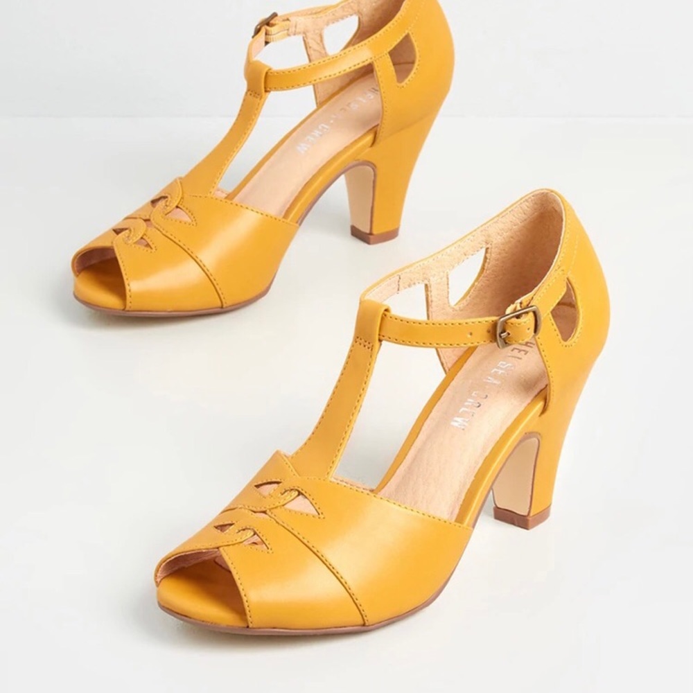 Size 7 Chelsea Crew open-toed yellow sandals with heel